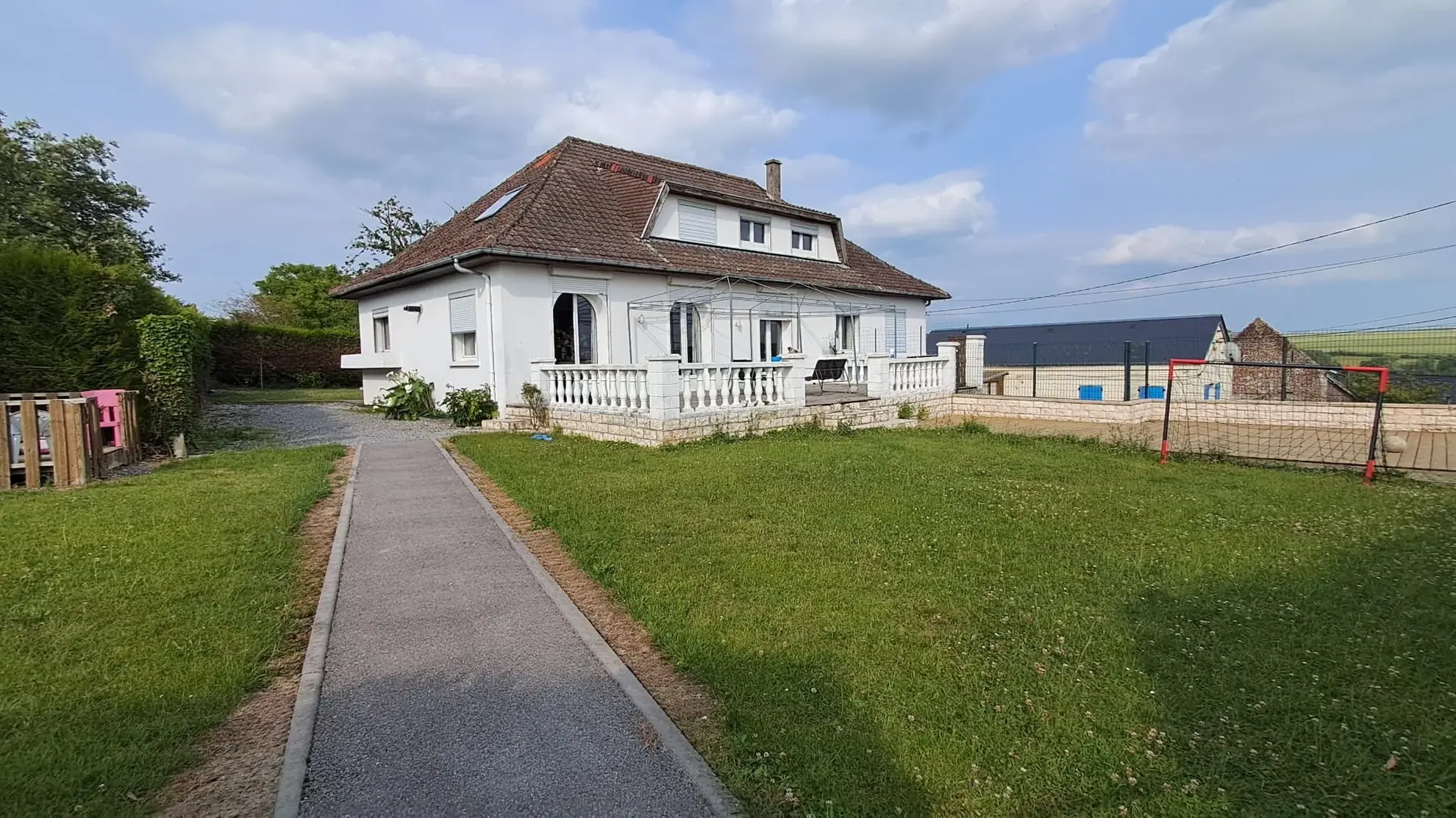 Maison individuelle à VADENCOURT avec 6 chambres, terrasse et vue sur la campagne 