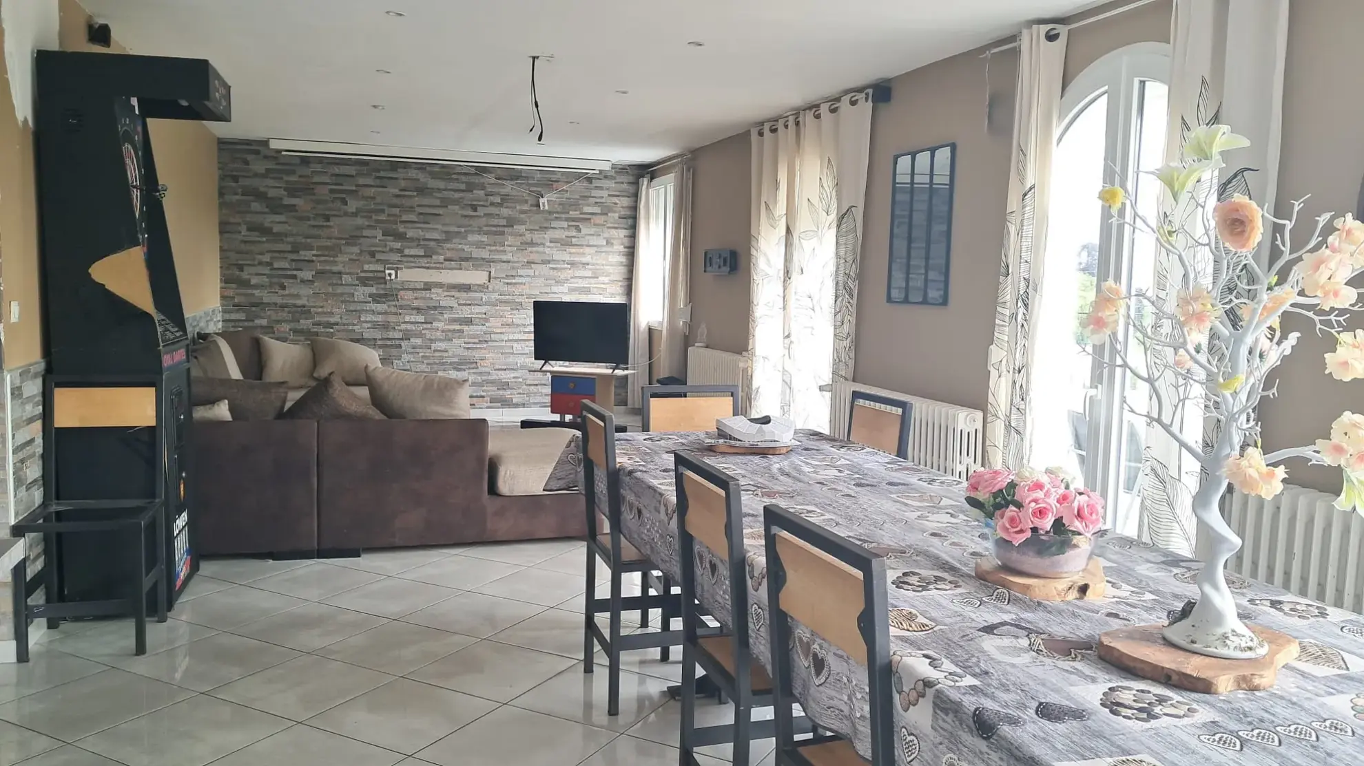Maison individuelle à VADENCOURT avec 6 chambres, terrasse et vue sur la campagne 