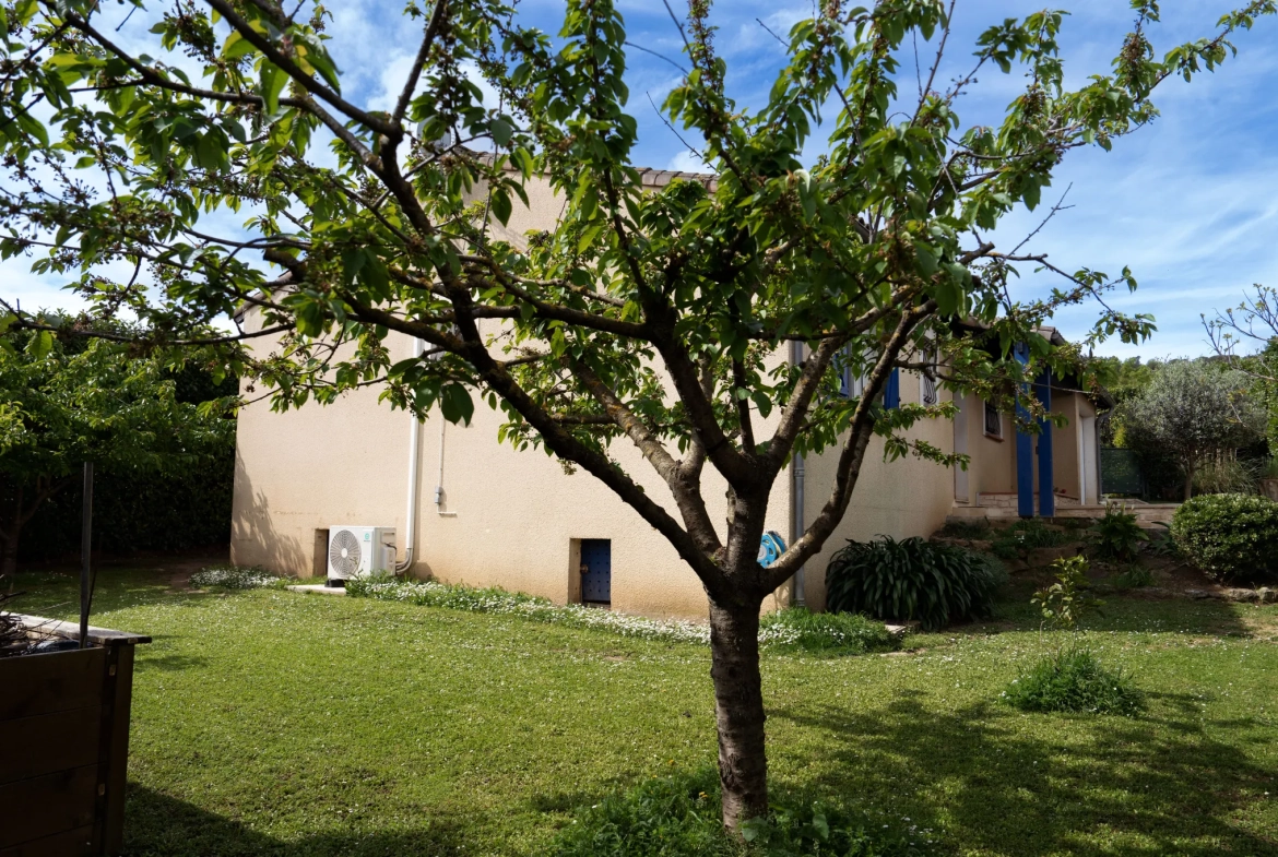 Maison de plain-pied avec piscine et jardin à Carcassonne 