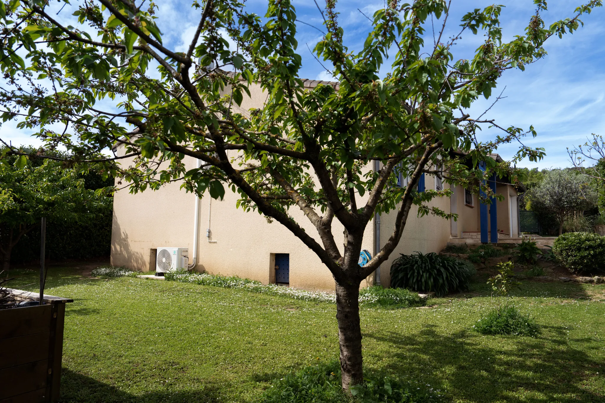 Maison de plain-pied avec piscine et jardin à Carcassonne 