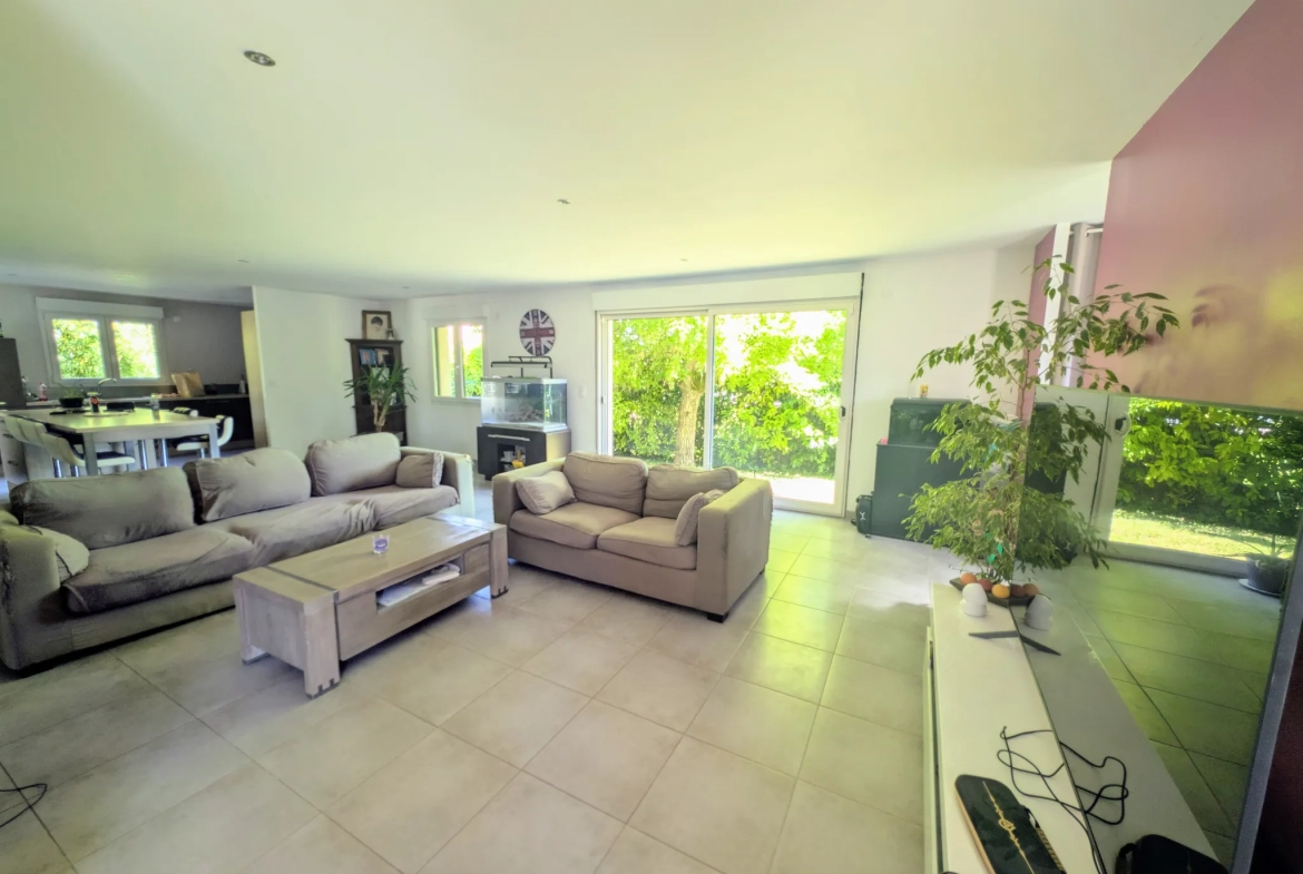 Maison familiale de 176m² avec 4 chambres et grand terrain à Saint Parres aux Tertres 