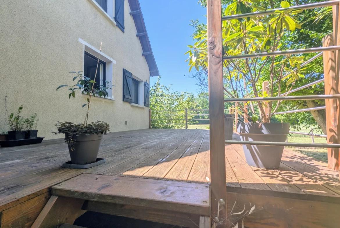 Maison familiale de 176m² avec 4 chambres et grand terrain à Saint Parres aux Tertres 