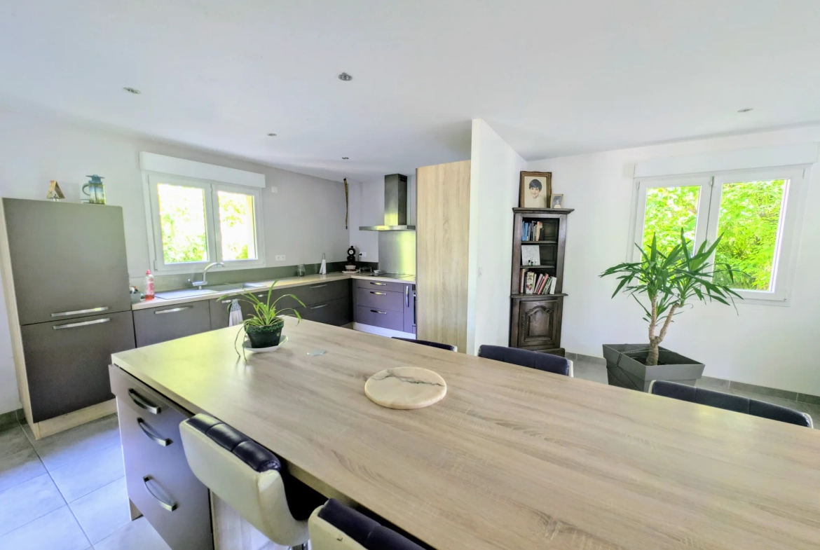 Maison familiale de 176m² avec 4 chambres et grand terrain à Saint Parres aux Tertres 
