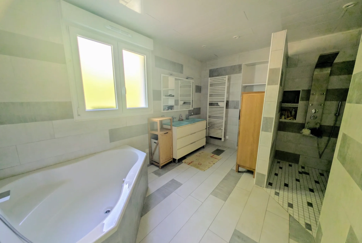 Maison familiale de 176m² avec 4 chambres et grand terrain à Saint Parres aux Tertres 