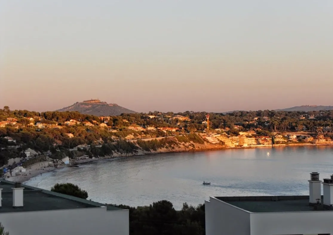 Appartement T2 avec vue mer à vendre à Bandol, résidence sécurisée à 15 minutes de la plage 