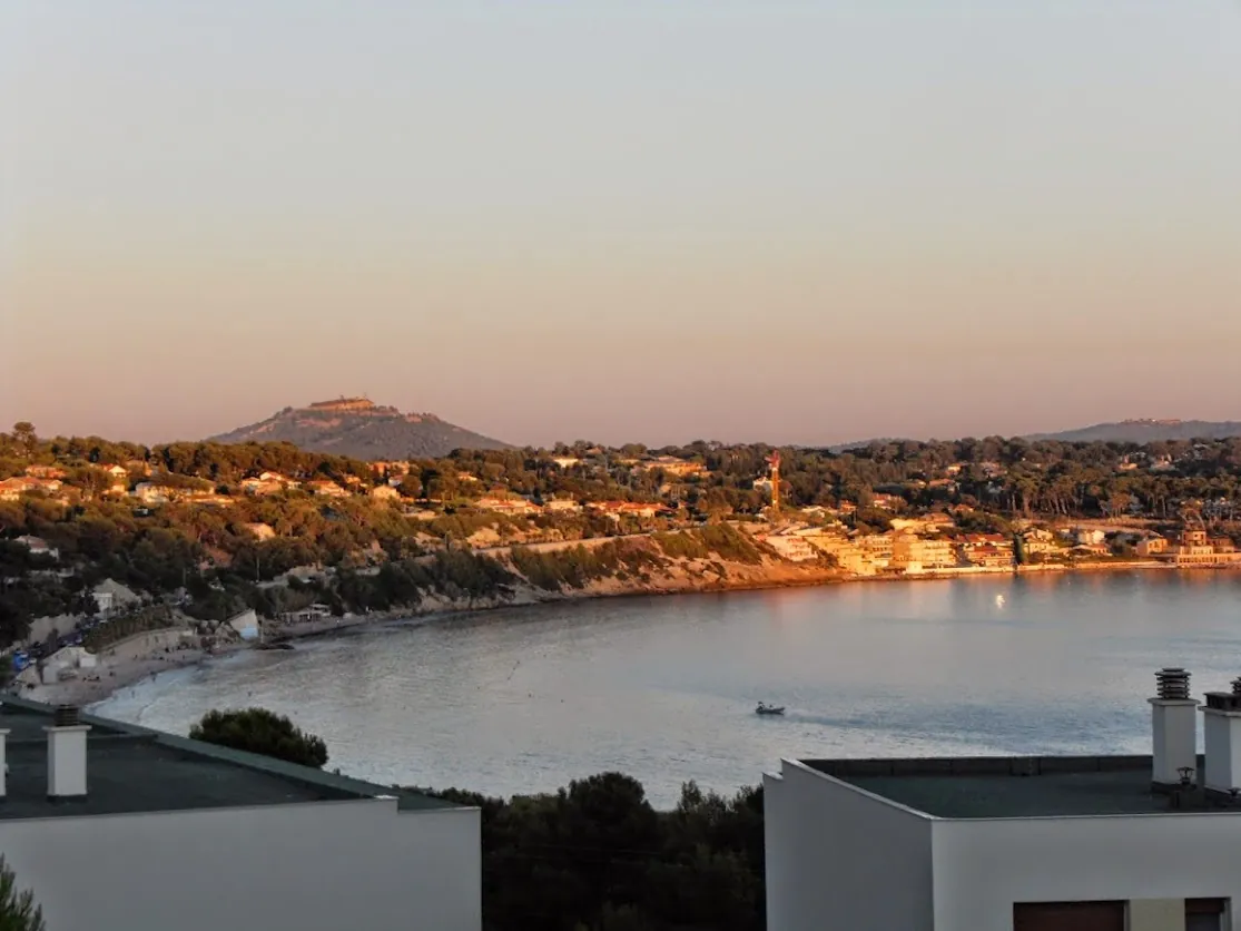 Appartement T2 avec vue mer à vendre à Bandol, résidence sécurisée à 15 minutes de la plage 