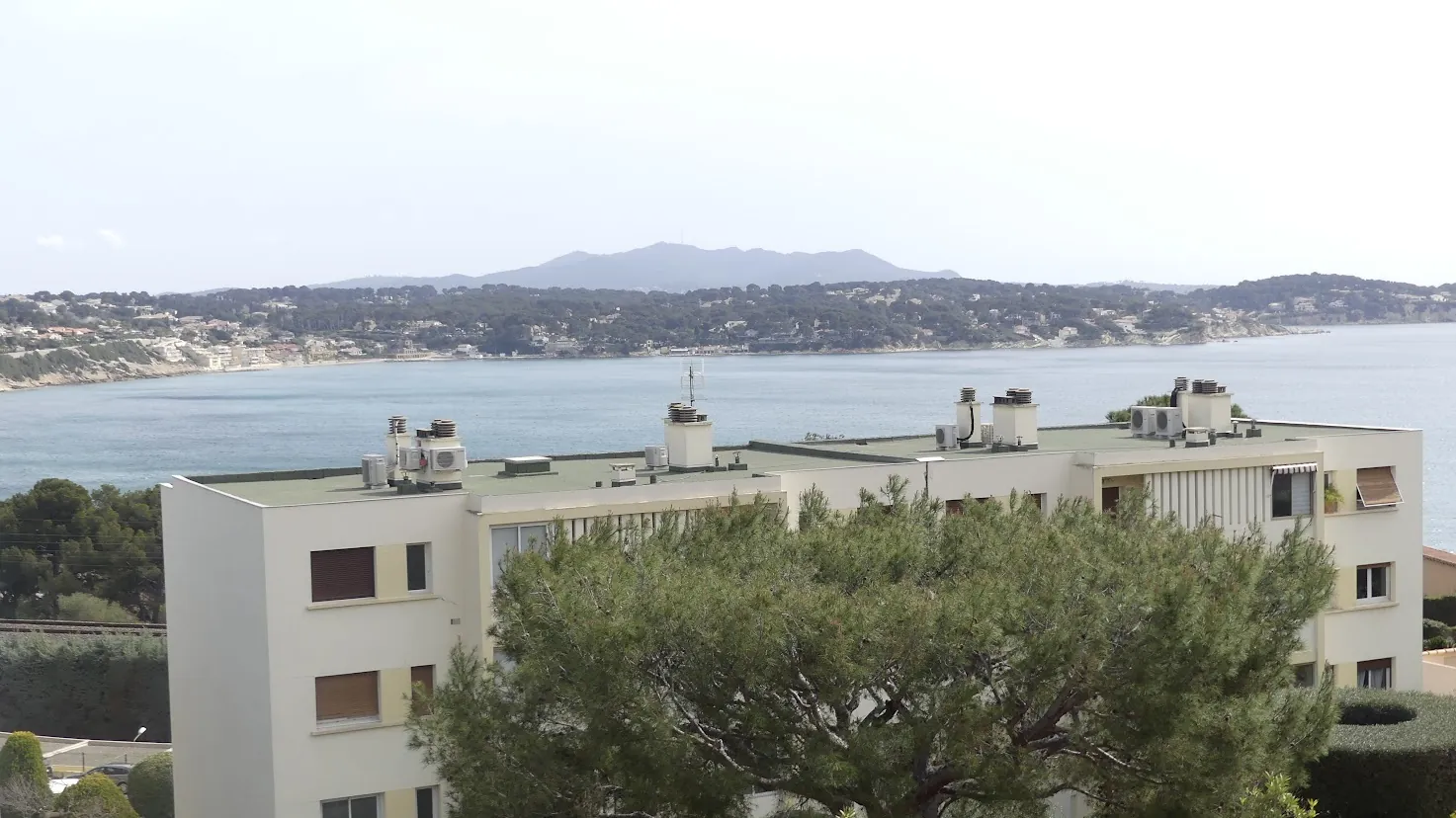 Appartement T2 avec vue mer à vendre à Bandol, résidence sécurisée à 15 minutes de la plage 