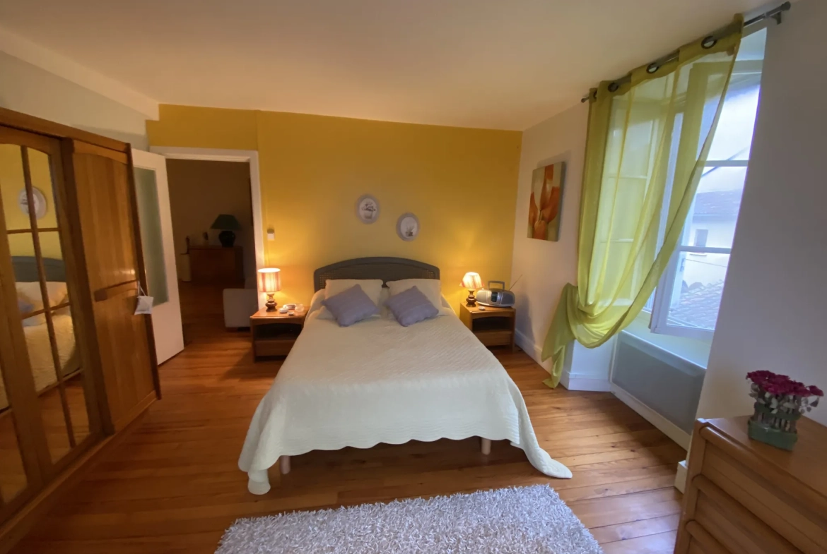 Maison de ville spacieuse de 320 m² avec 6 chambres à La Réole 