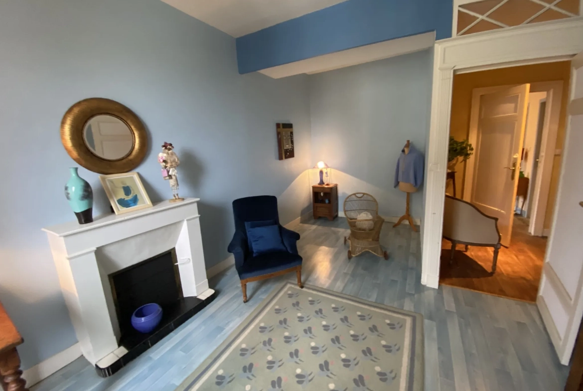 Maison de ville spacieuse de 320 m² avec 6 chambres à La Réole 