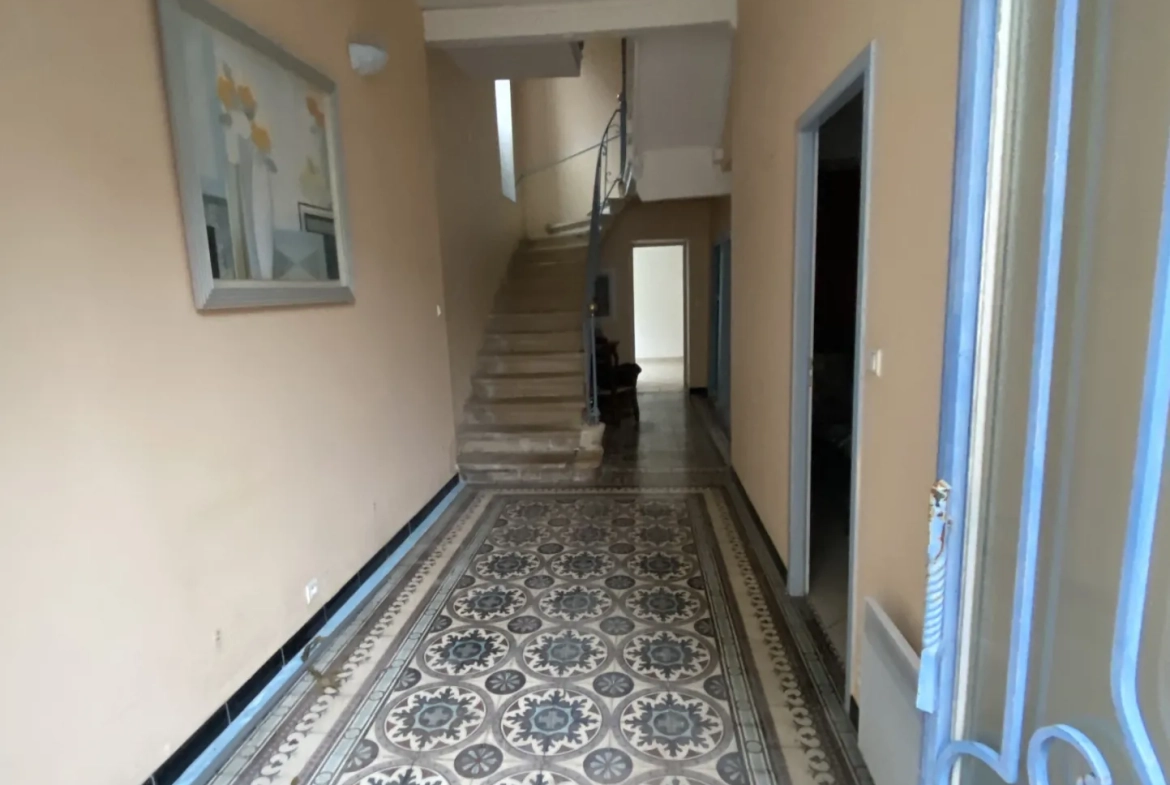Maison de ville spacieuse de 320 m² avec 6 chambres à La Réole 