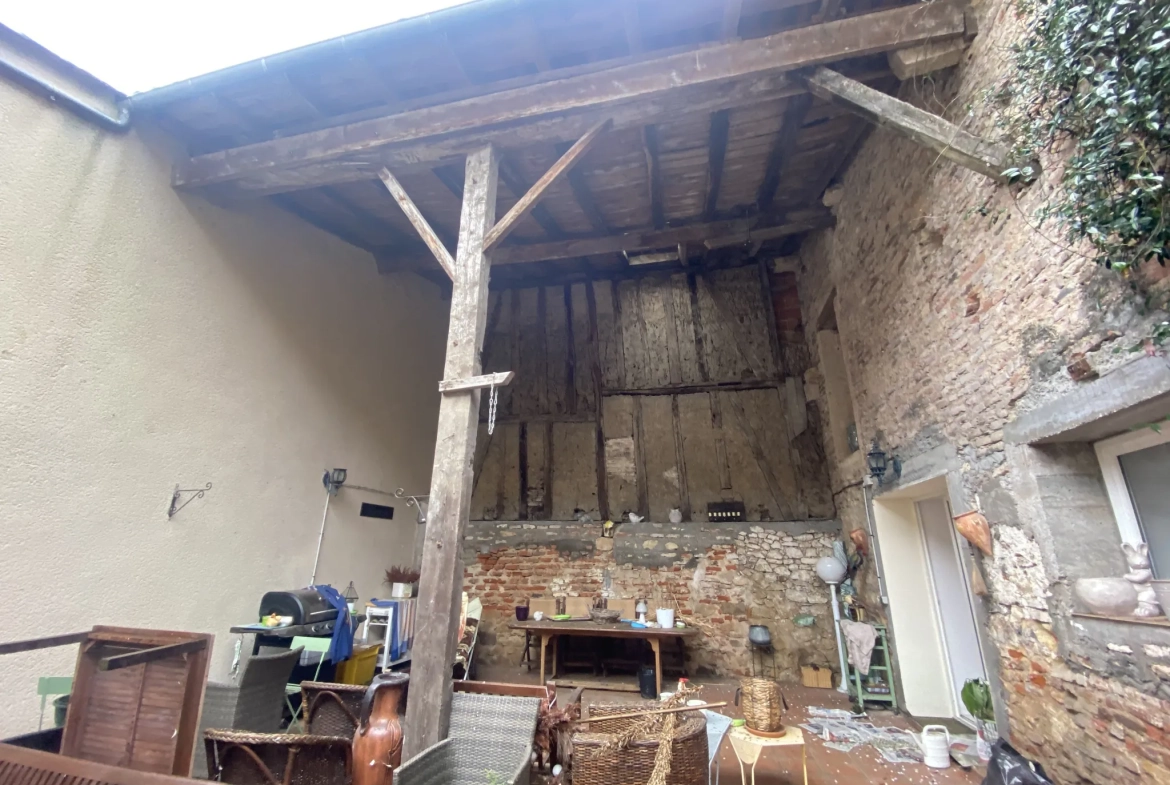 Maison de ville spacieuse de 320 m² avec 6 chambres à La Réole 