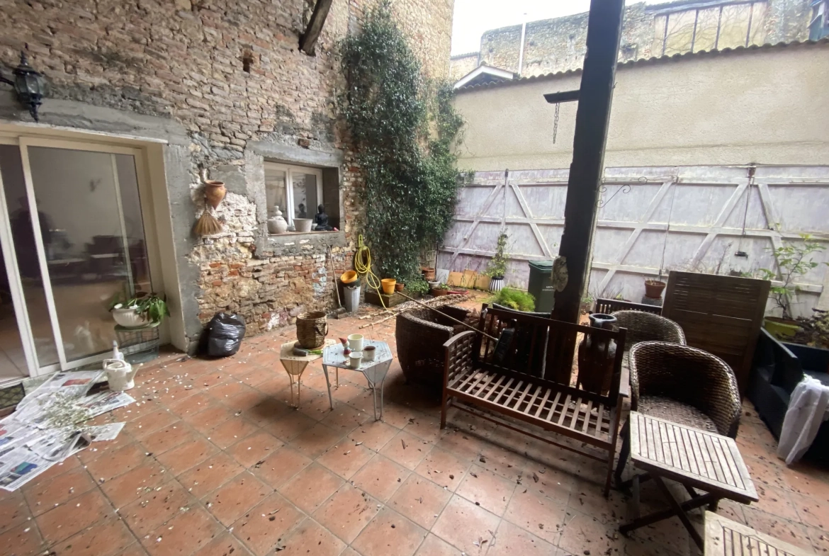 Maison de ville spacieuse de 320 m² avec 6 chambres à La Réole 