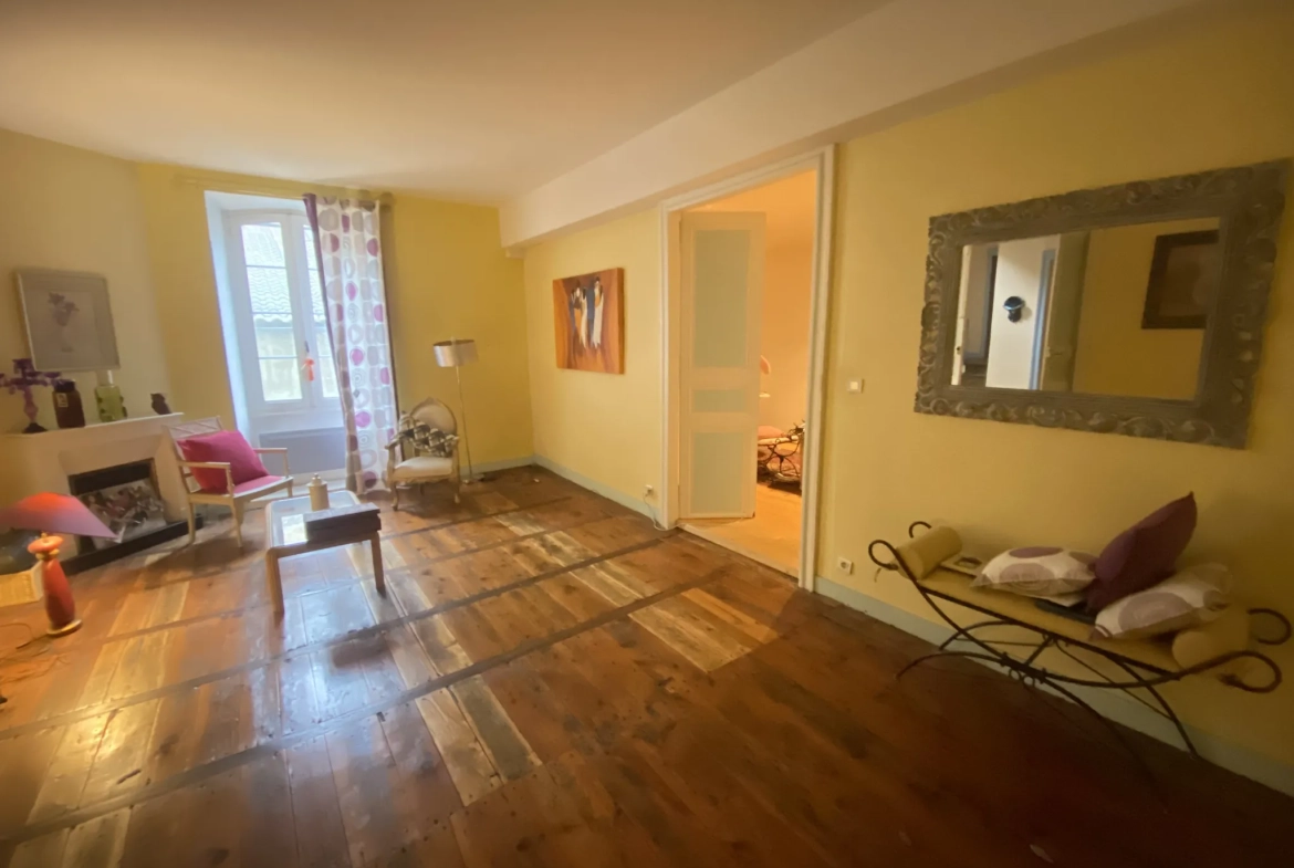 Maison de ville spacieuse de 320 m² avec 6 chambres à La Réole 