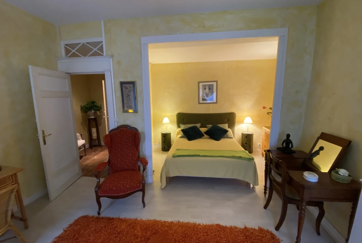 Maison de ville spacieuse de 320 m² avec 6 chambres à La Réole 