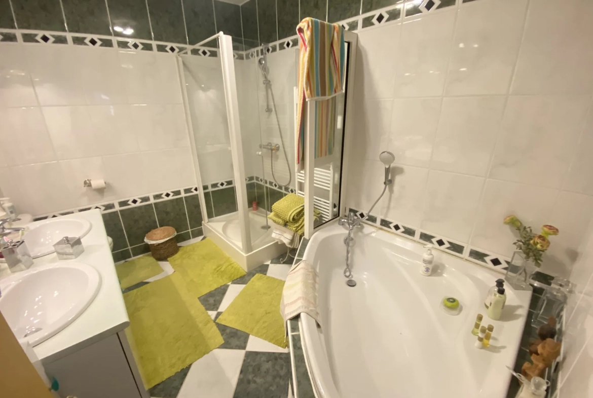 Maison de ville spacieuse de 320 m² avec 6 chambres à La Réole 