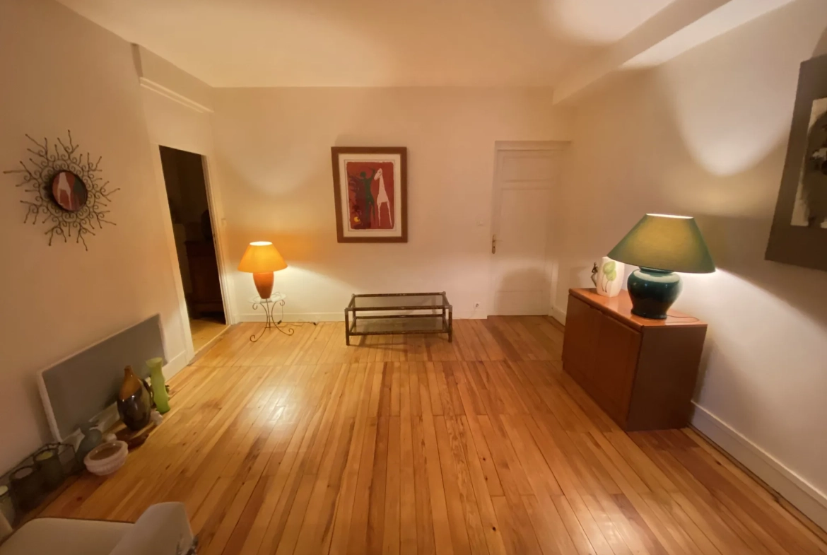 Maison de ville spacieuse de 320 m² avec 6 chambres à La Réole 