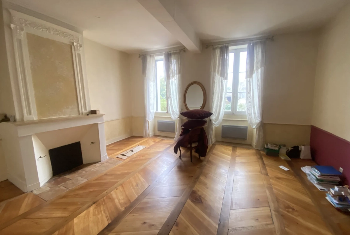 Maison de ville spacieuse de 320 m² avec 6 chambres à La Réole 