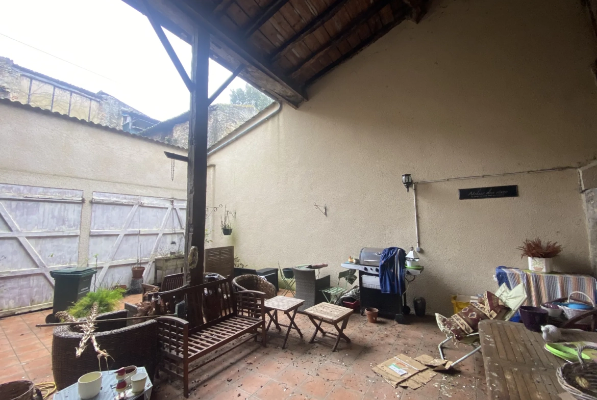 Maison de ville spacieuse de 320 m² avec 6 chambres à La Réole 