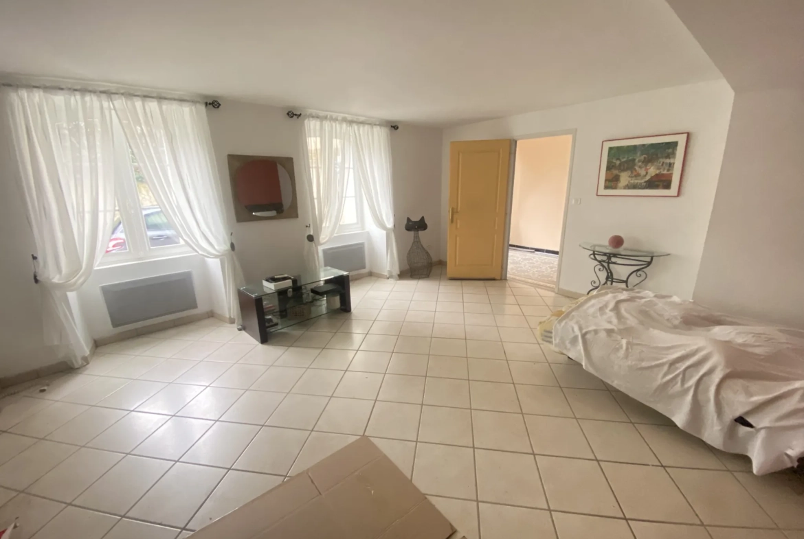 Maison de ville spacieuse de 320 m² avec 6 chambres à La Réole 
