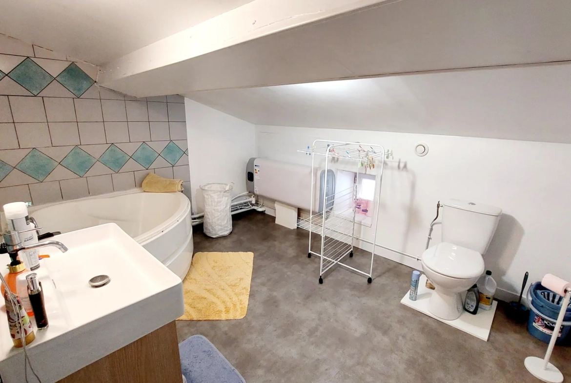 Appartement duplex à La Réole de 40 m² avec séjour lumineux et chambre confortable 