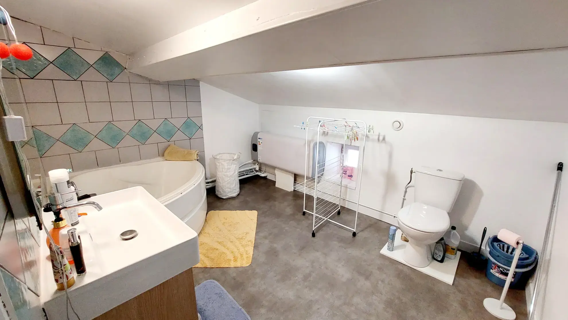 Appartement duplex à La Réole de 40 m² avec séjour lumineux et chambre confortable 