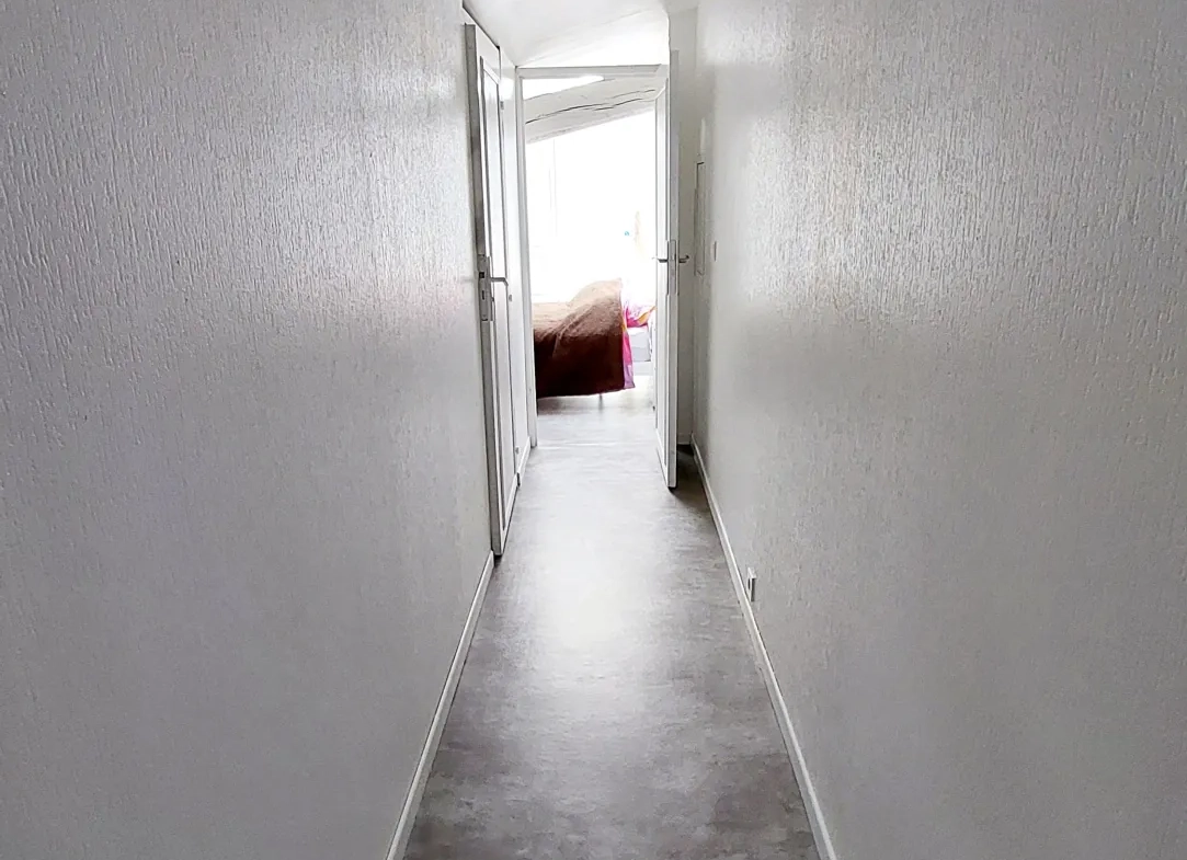 Appartement duplex à La Réole de 40 m² avec séjour lumineux et chambre confortable 