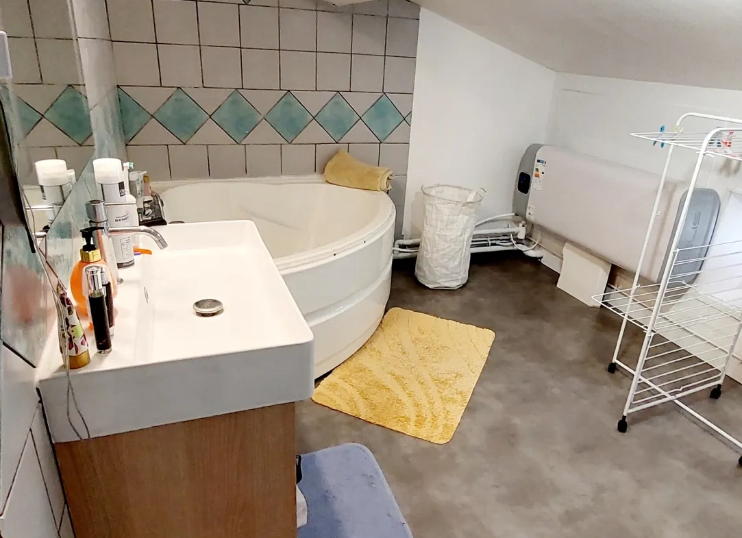 Appartement duplex à La Réole de 40 m² avec séjour lumineux et chambre confortable 