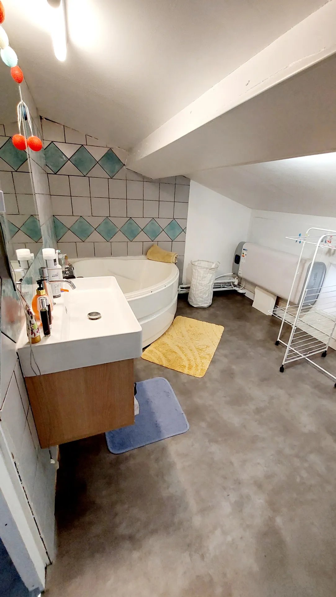 Appartement duplex à La Réole de 40 m² avec séjour lumineux et chambre confortable 