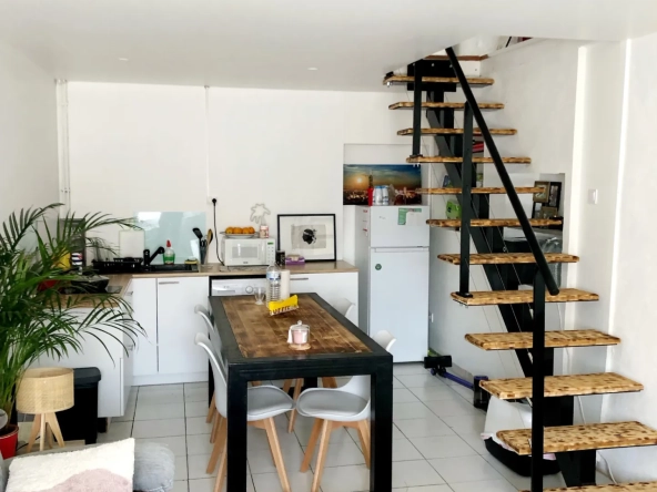 Appartement duplex à La Réole de 40 m² avec séjour lumineux et chambre confortable