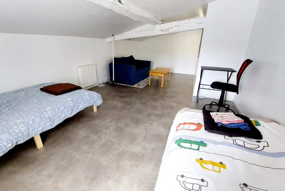 Appartement duplex à La Réole de 40 m² avec séjour lumineux et chambre confortable 