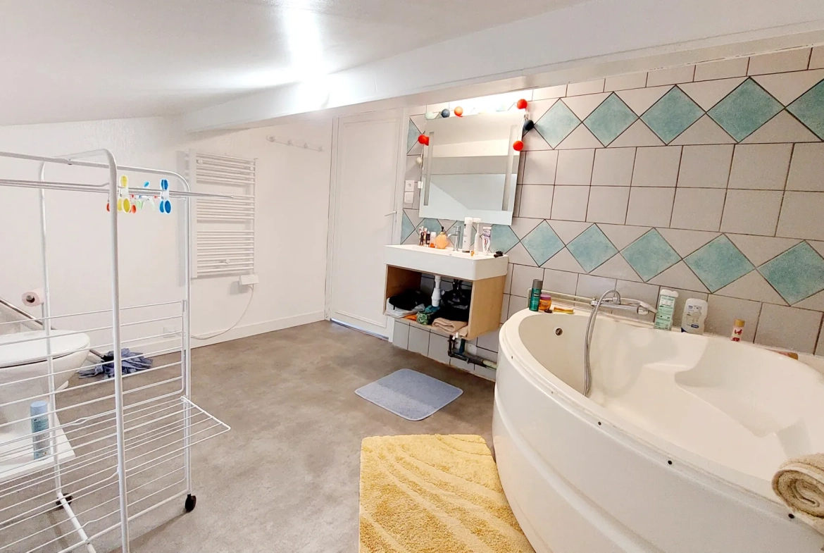 Appartement duplex à La Réole de 40 m² avec séjour lumineux et chambre confortable 