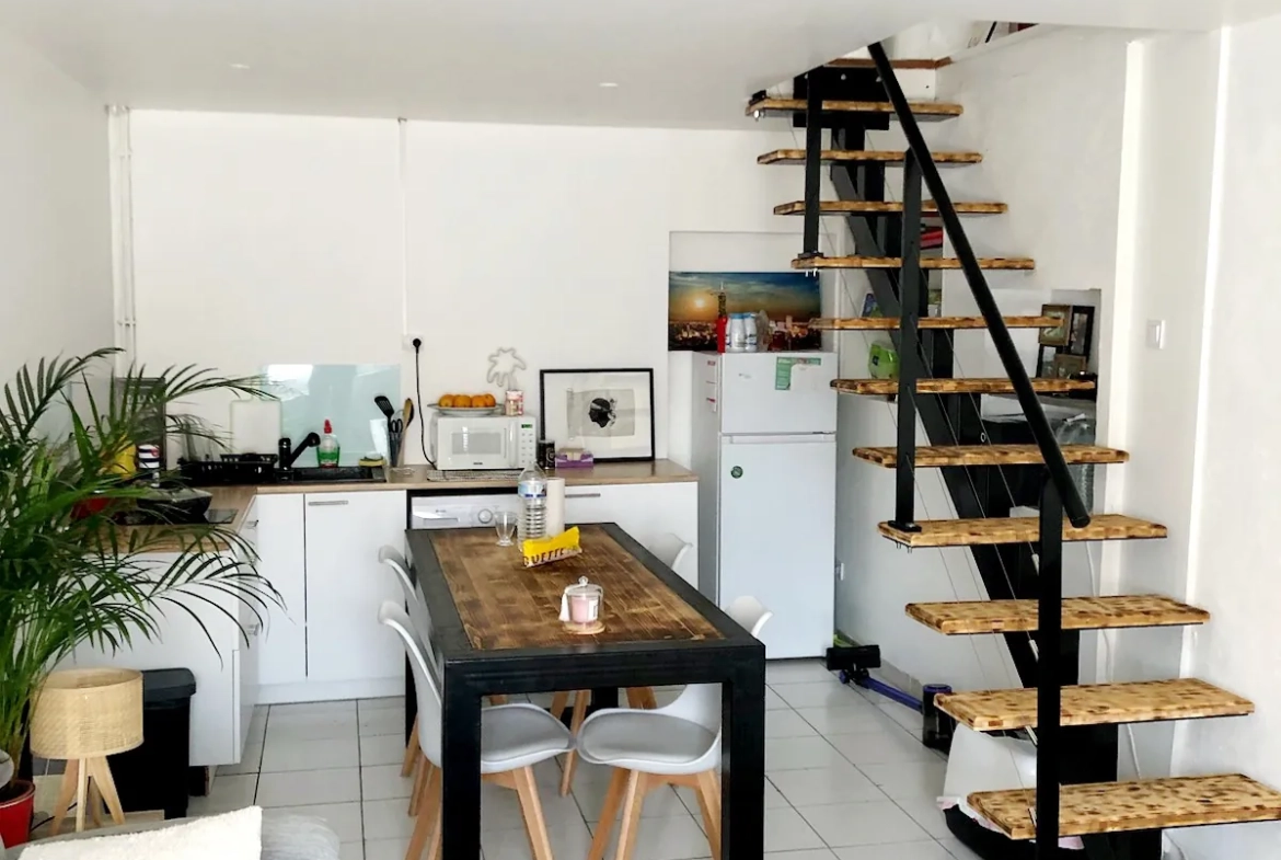 Appartement duplex à La Réole de 40 m² avec séjour lumineux et chambre confortable 