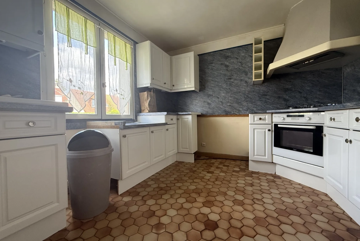 À vendre pavillon traditionnel à Rantigny avec 3 chambres, sous-sol complet et terrain clos 
