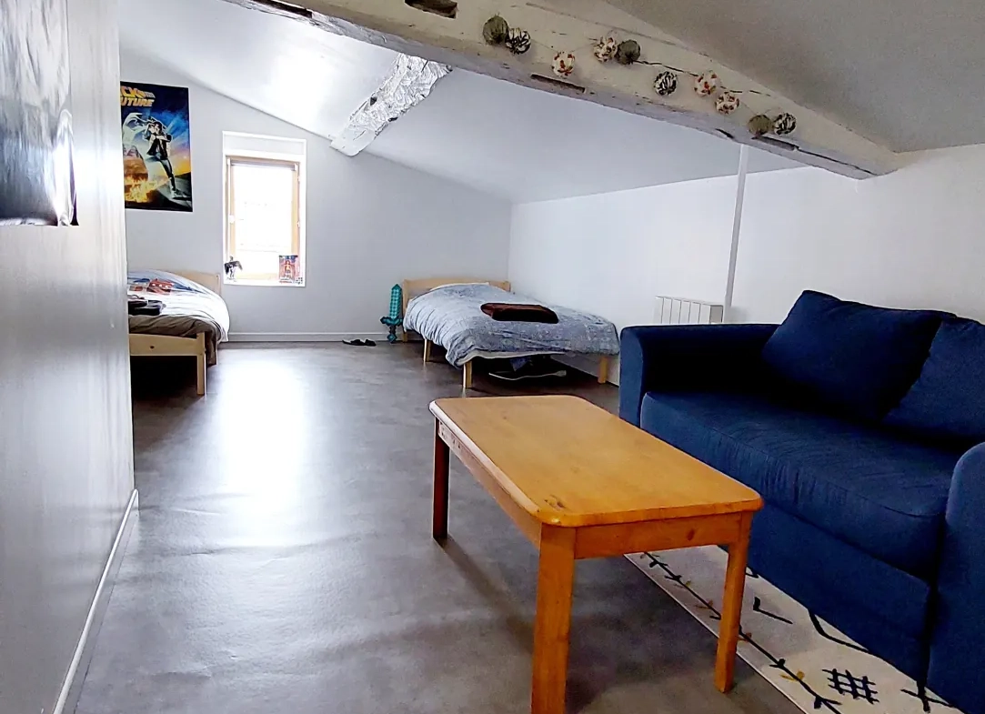 Appartement duplex à La Réole de 40 m² avec séjour lumineux et chambre confortable 