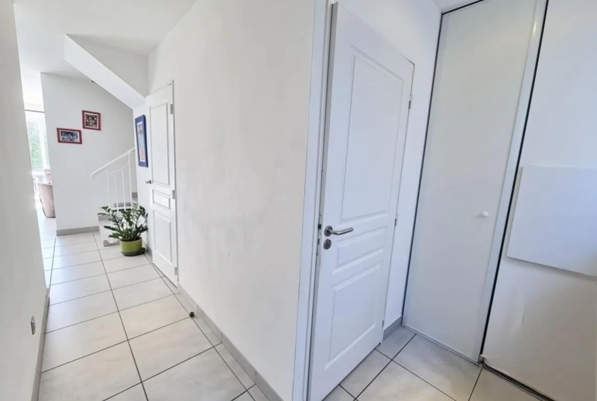 Pavillon lumineux récent à Port-de-Bouc avec 3 chambres, jardin et parking privé 