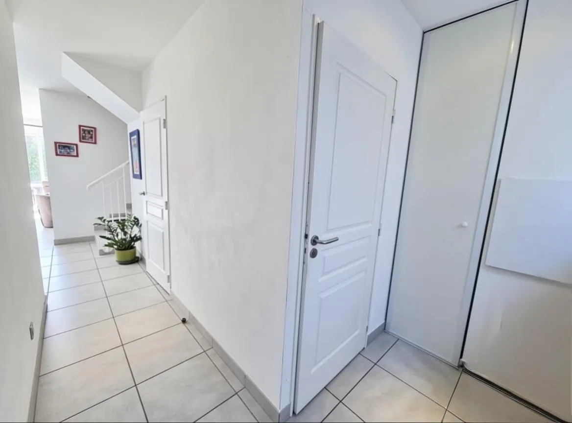 Pavillon lumineux récent à Port-de-Bouc avec 3 chambres, jardin et parking privé 