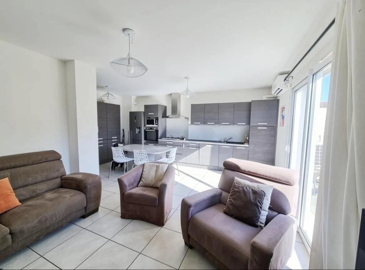 Pavillon lumineux récent à Port-de-Bouc avec 3 chambres, jardin et parking privé 