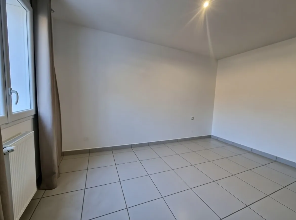 Pavillon lumineux récent à Port-de-Bouc avec 3 chambres, jardin et parking privé 