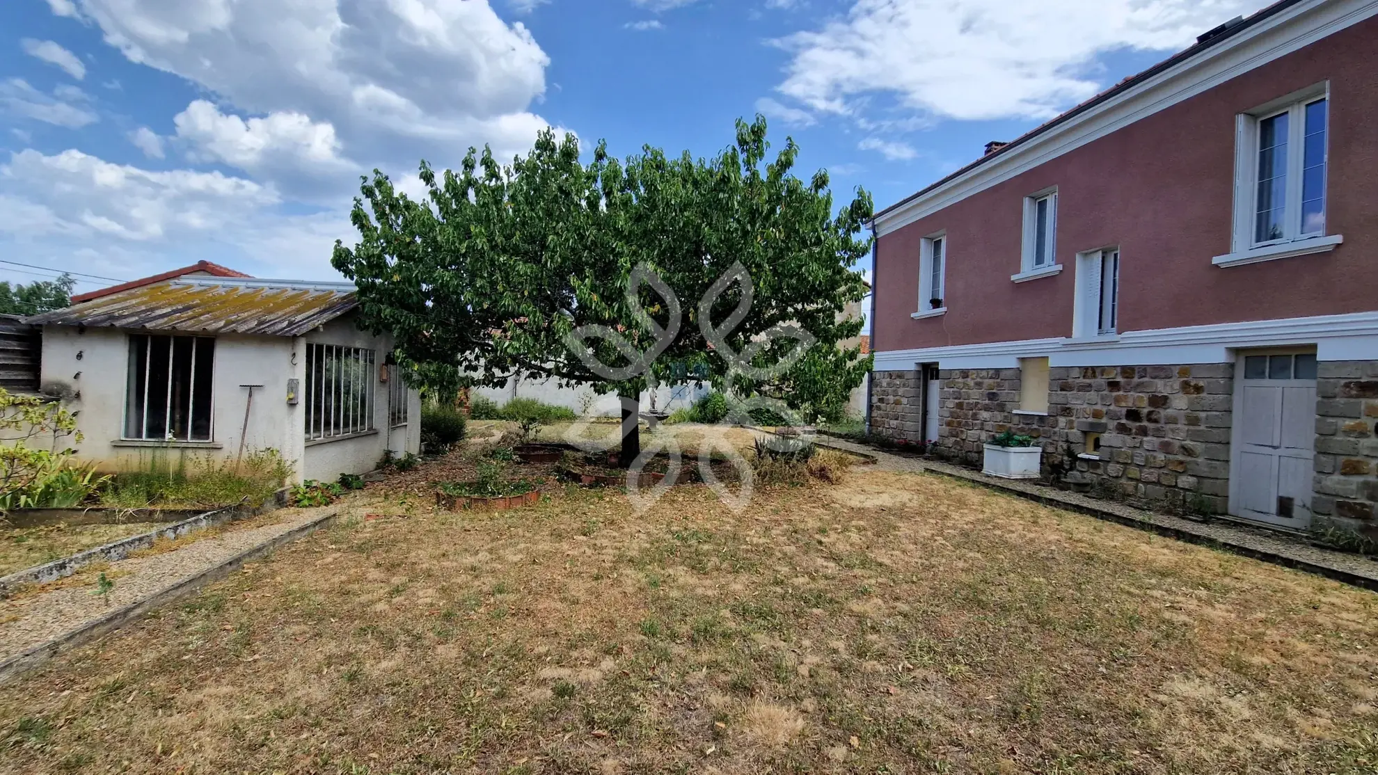 Vente Maison à Brioude avec Tour et Jardin, Charme Années 60 