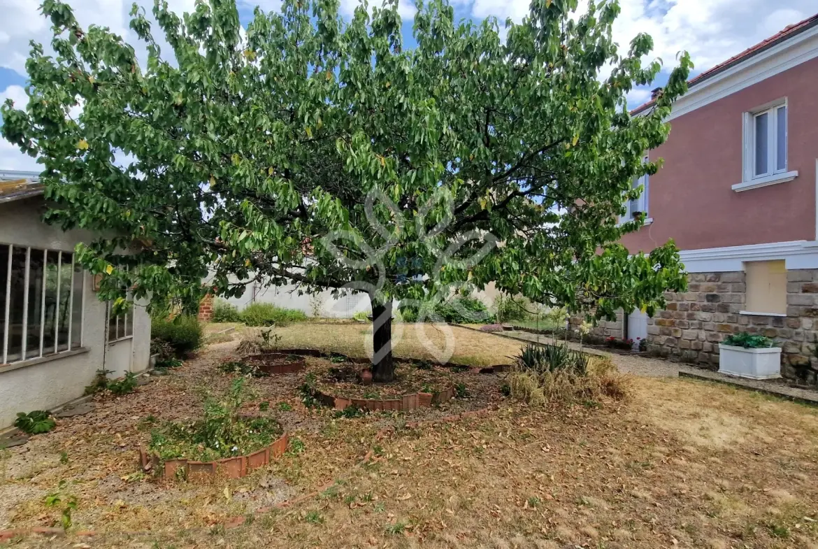 Vente Maison à Brioude avec Tour et Jardin, Charme Années 60 