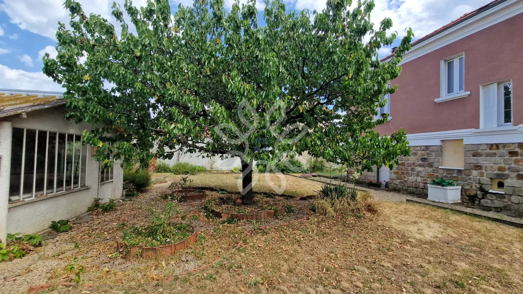 Vente Maison à Brioude avec Tour et Jardin, Charme Années 60 