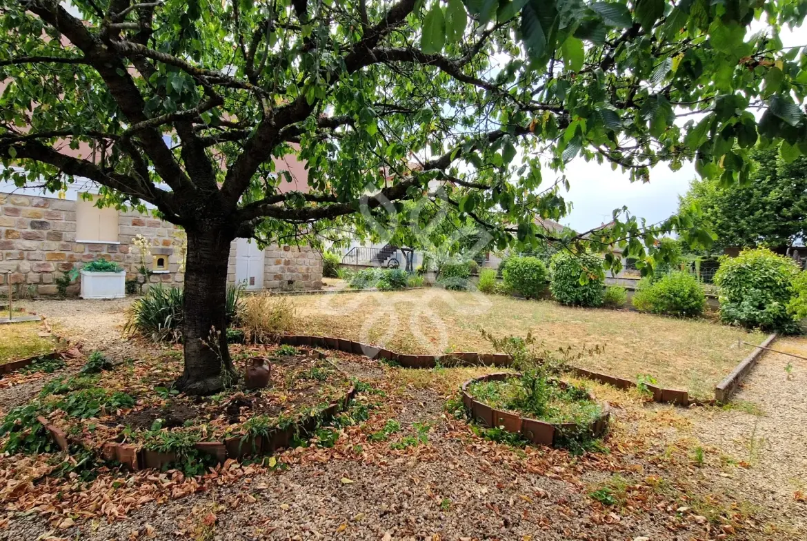 Vente Maison à Brioude avec Tour et Jardin, Charme Années 60 
