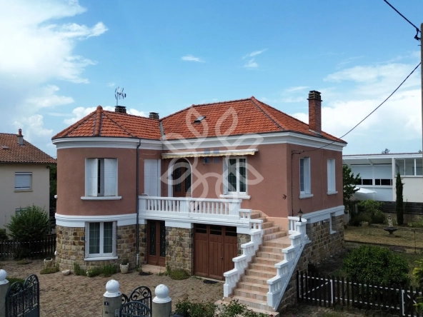 Vente Maison à Brioude avec Tour et Jardin, Charme Années 60