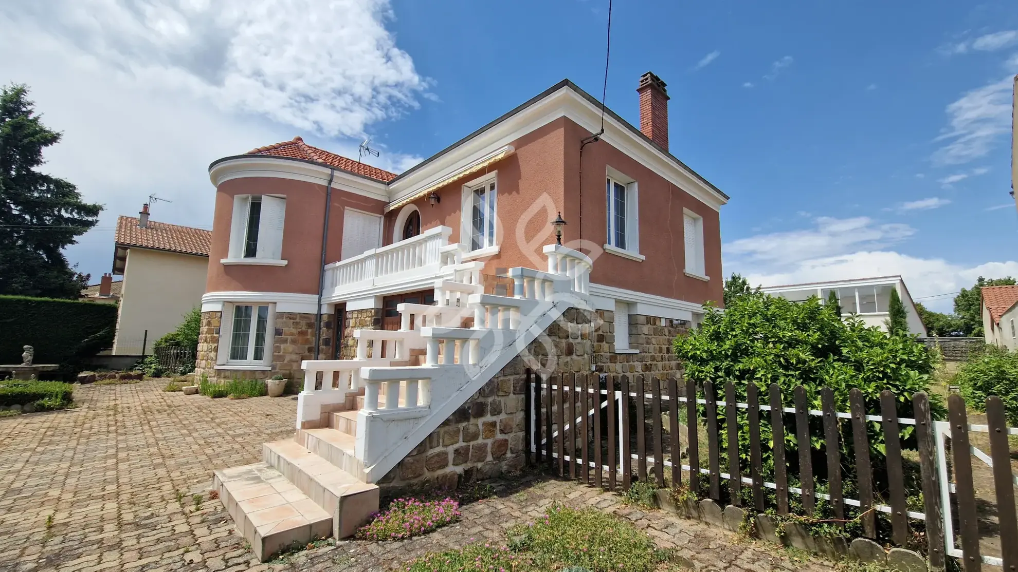 Vente Maison à Brioude avec Tour et Jardin, Charme Années 60 