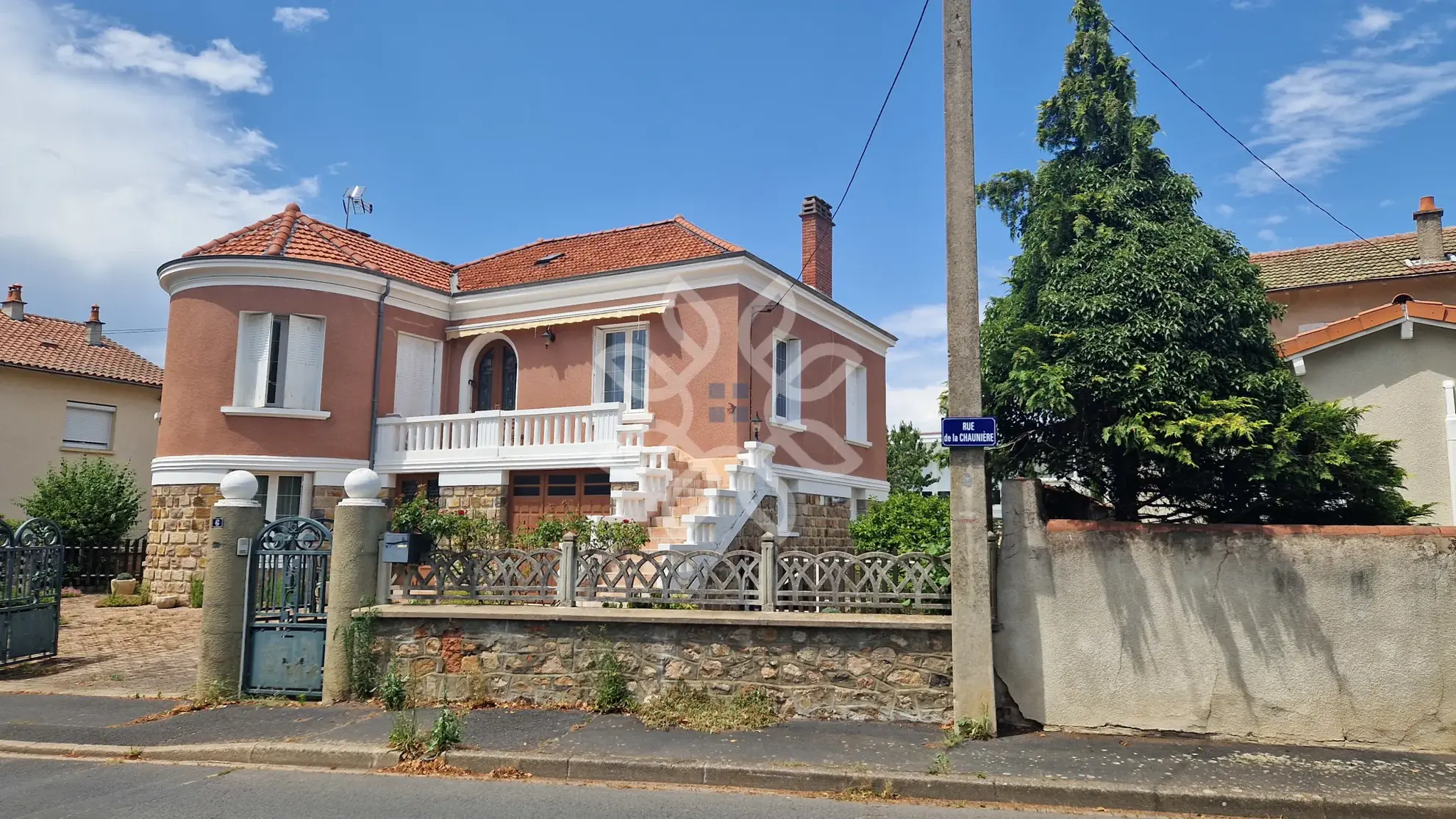 Vente Maison à Brioude avec Tour et Jardin, Charme Années 60 
