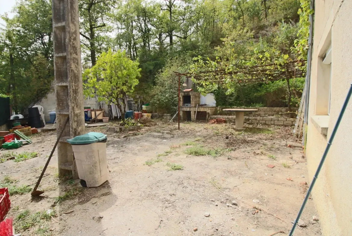 Maison rénovable avec grand terrain à Prayssac proche Puy l'Évêque 