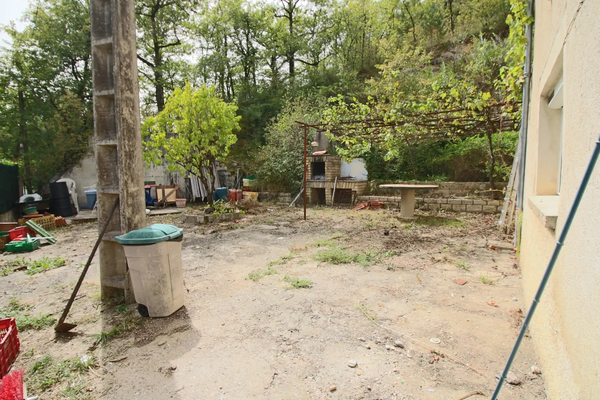 Maison rénovable avec grand terrain à Prayssac proche Puy l'Évêque 