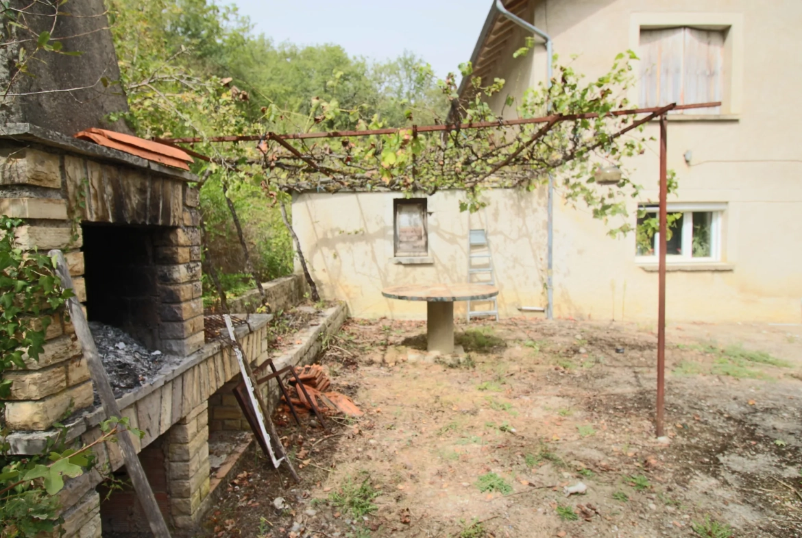 Maison rénovable avec grand terrain à Prayssac proche Puy l'Évêque 
