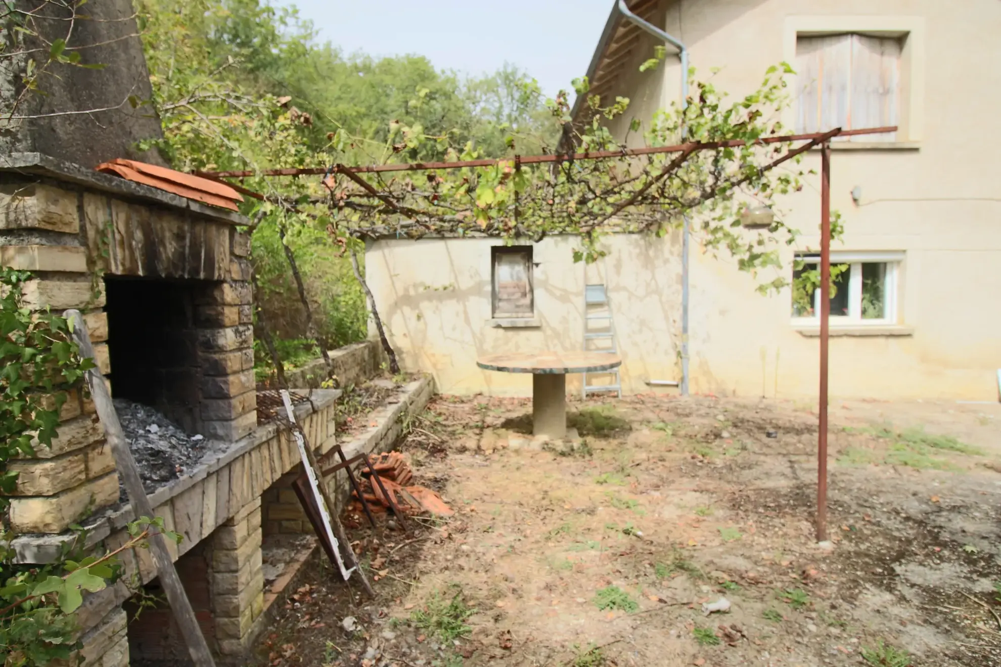 Maison rénovable avec grand terrain à Prayssac proche Puy l'Évêque 