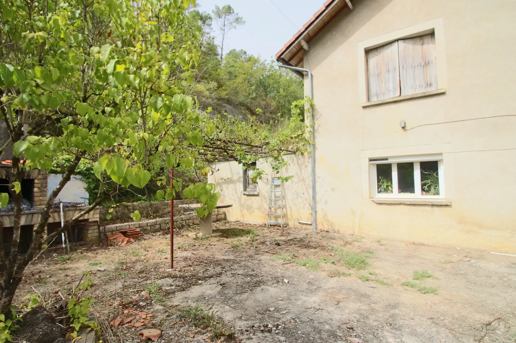 Maison rénovable avec grand terrain à Prayssac proche Puy l'Évêque 